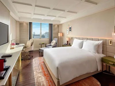 Habitación Executive King con acceso al salón executive - Planta alta - Hora diaria de chocolate de cortesía de 17:00 a 18:00 — Mövenpick Hotel Hanoi Centre
